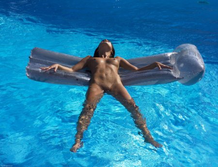 Девушки в бассейне голышом