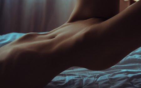 Красивый живот девушки ню