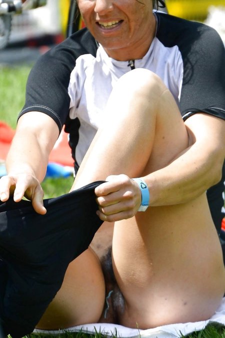 Спортивная без трусиков