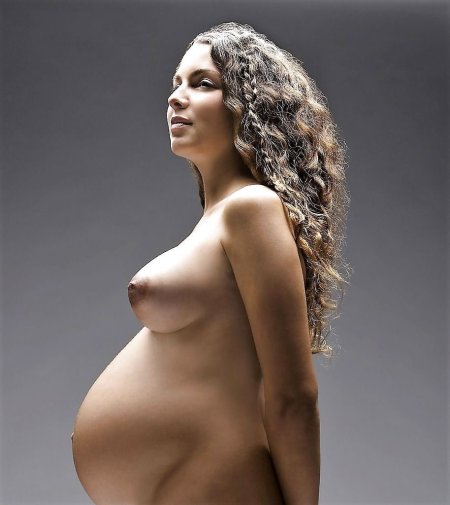 Красивая голая беременная