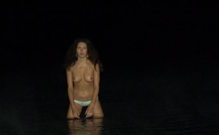 Ню фотосессия на ночном пляже