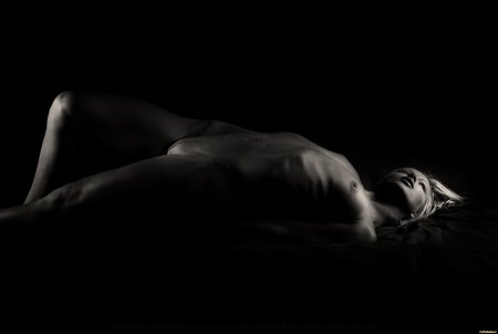 Ню фотосессия в полутьме