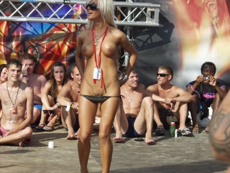 Обноженные девушки на фест