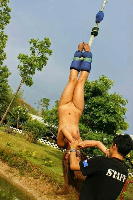 Прыгает с тарзанки голая
