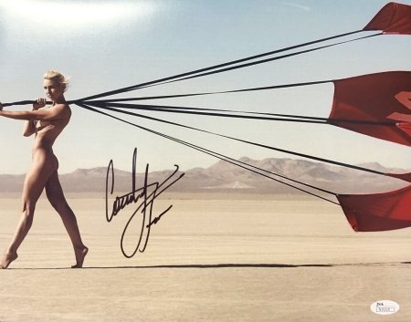 Голые девчонки на парашютах