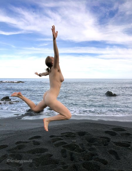 Прыгает голая на камеру