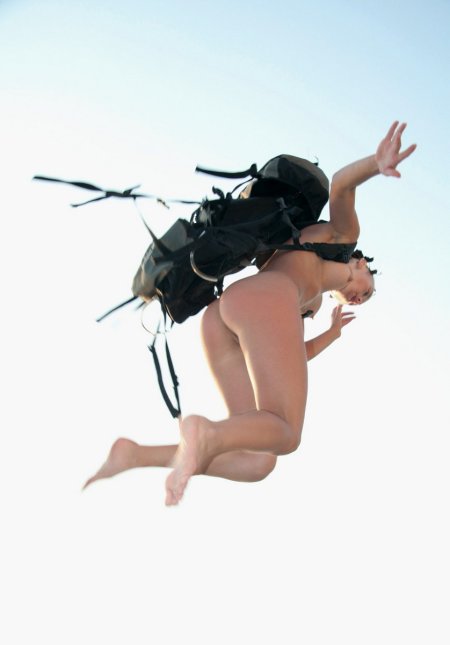 Голая прыгнула с парашютом 18 +