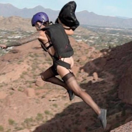 Голая девушка-парашютистка