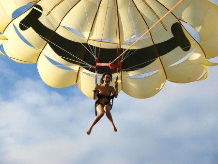 Девушка прыгает с парашютом