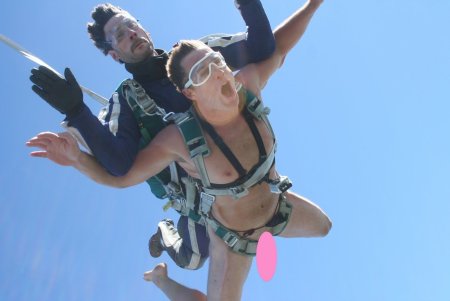 Прыжок с парашютом с голой грудью