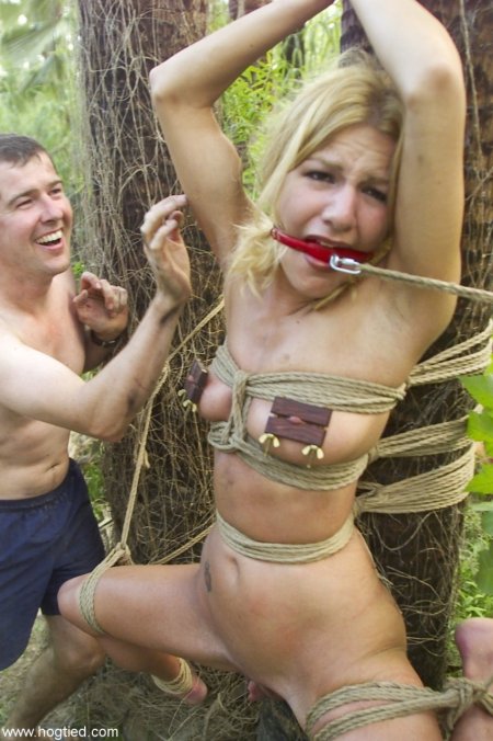 Голые женщины связанные в лесу