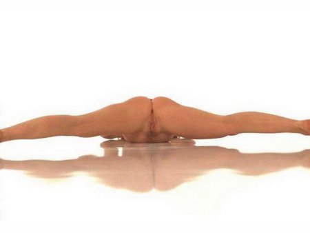 Голый шпагат вид снизу