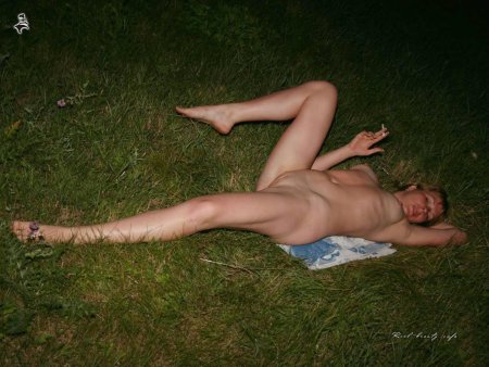 Голые пьяные бабы на природе