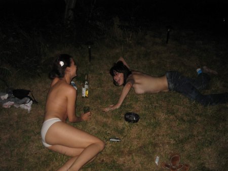 Голые пьяные девочки на природе
