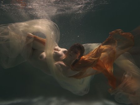 Подводная фотосессия ню