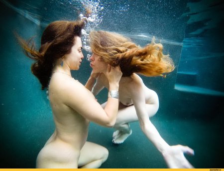 Голые красотки под водой