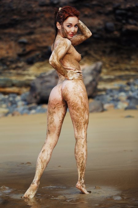 Голые девки купаются в грязи