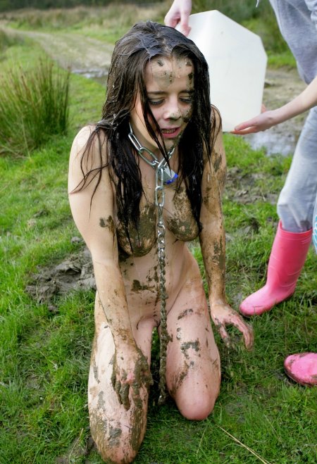 Девушка в грязи