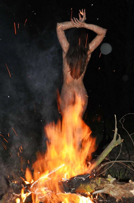 Ведьма голышом на костре
