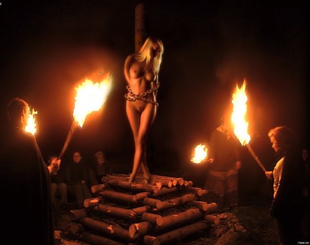 Ведьма голышом на костре