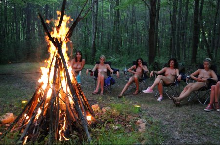 Взрослая сисястая у костра