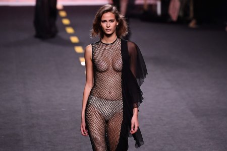 Голые фотомодели на показах