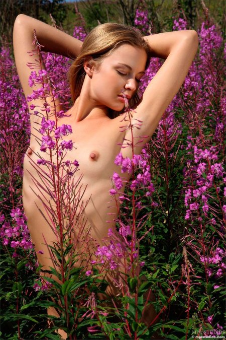 Голая баба среди растений