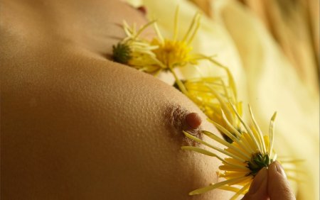 Голая женская грудь в мурашках