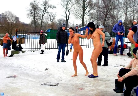 Голые девки в проруби на крещение