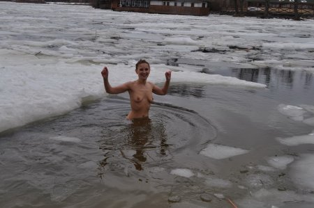 Голые купаются на крещение