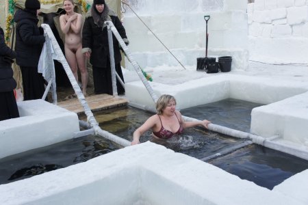 Голые женщины в купели на крещение