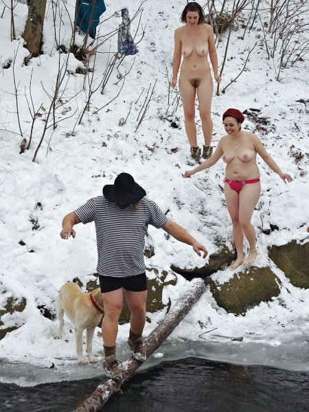 Голые девки купаются в проруби