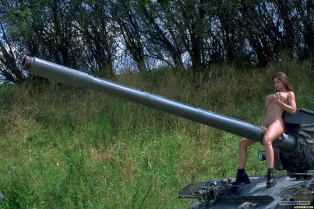 Голые женщины в девочки на танке