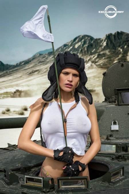 Голые девчонки на танке