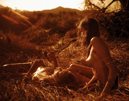 Голенькие девчонки у костра