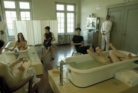 Девушка голышом в психбольнице