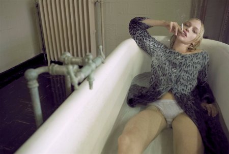 Девушка голышом в психбольнице