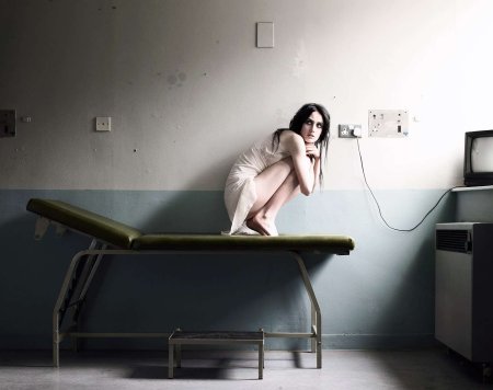 Психически больная девушка