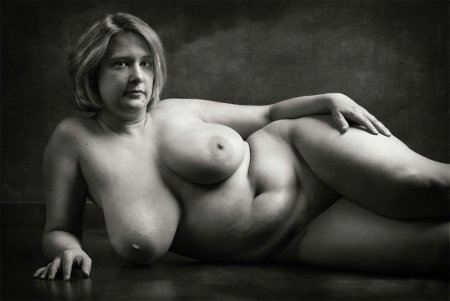 София Адамс плюс сайз ню