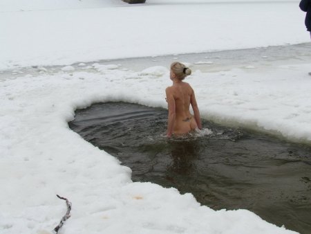 Зимние купания в проруби