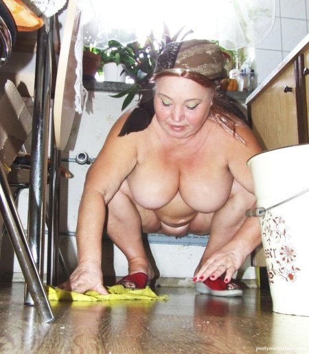 Голые женщины убираются в доме