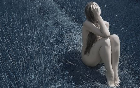 Девушка сидит голенькая