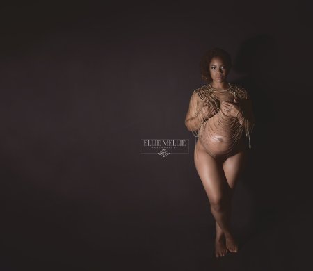 Голая беременная на кровати