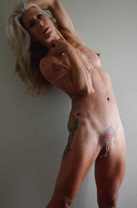 Худые жилистые голые женщины