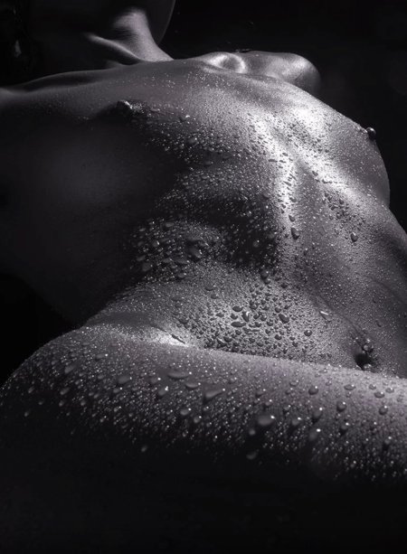Мокрое тело девушки черное белое