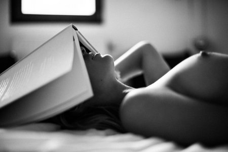 Девушка с книгой эротично