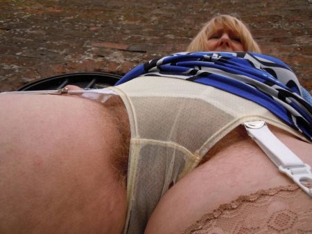 Пожилые женщины в трусах