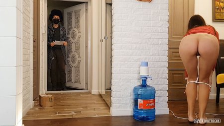 Голая перед доставщико́м