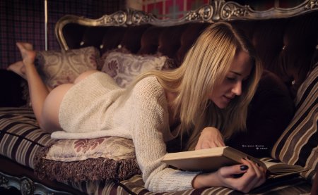 Эротическая фотосессия с книгой