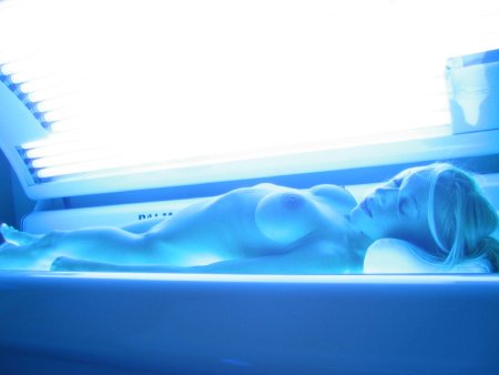 Девушки раздеваются в солярии